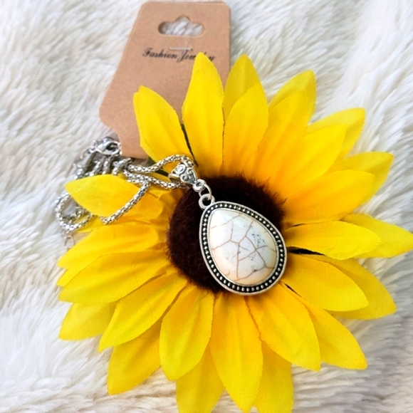 Necklace white stone - Picture 1 of 10